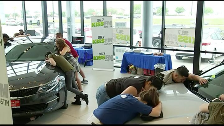 Car kissing contest